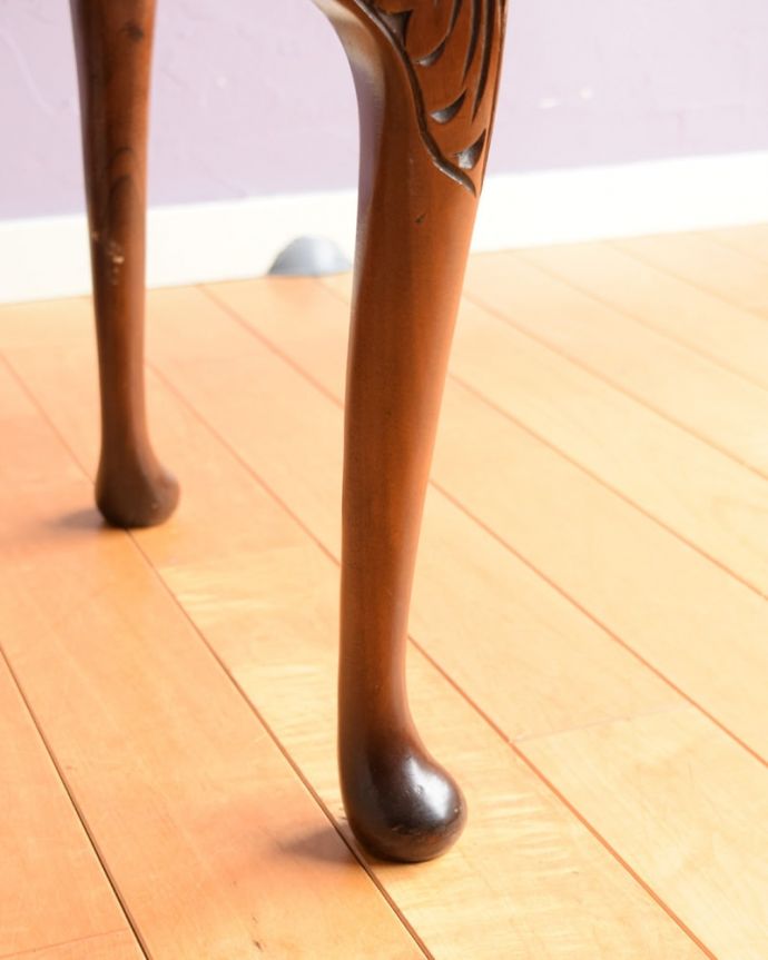 アンティークのテーブル アンティーク家具 アンティーク コーヒーテーブル 持ち上げなくても移動できます!Handleのアンティークは、脚の裏にフェルトキーパーをお付けしていますので、床を滑らせて簡単に移動する事が出来ます。(k-2778-f)