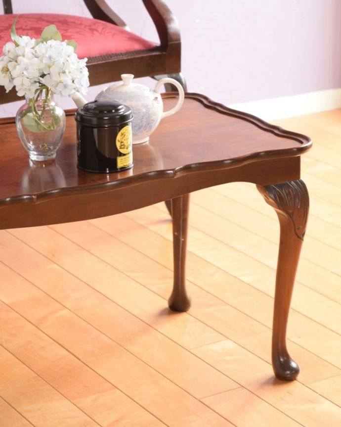 アンティークのテーブル アンティーク家具 アンティーク コーヒーテーブル 英国らしく凝った彫りの入った脚脚だけを見ても、アンティークらしさが感じられる凝った彫。(k-2778-f)
