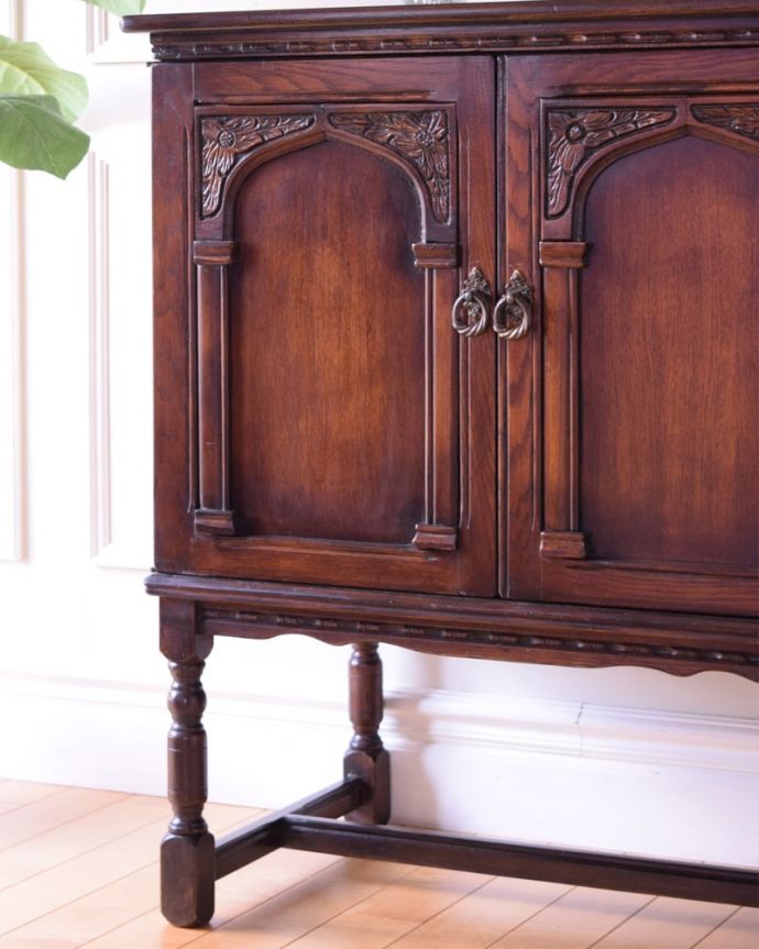 アンティークのキャビネット アンティーク家具 アンティーク カップボード キレイに修復しましたこのタイプの修復には自信があります!専門の職人がしっかりお直ししたので安心してお使い下さい。(k-2779-f)