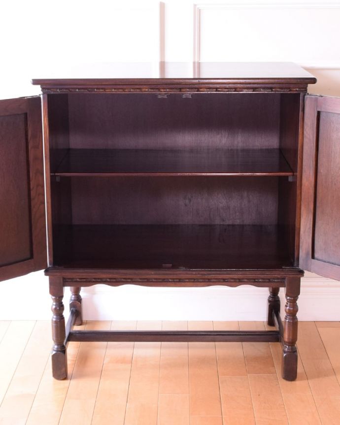 アンティークのキャビネット アンティーク家具 アンティーク カップボード 扉の中を見てみると・・・しっかり収納して扉を閉めれば中身が見えません!いつでもお部屋はピッカピカです。(k-2779-f)