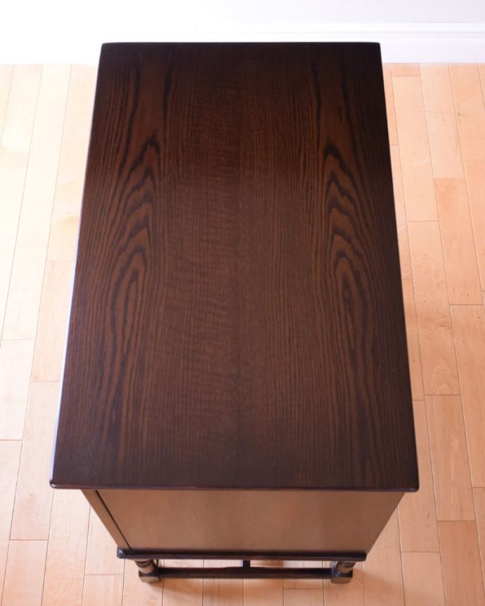 アンティークのキャビネット アンティーク家具 アンティーク カップボード 上から見てるとこんな形のキャビネットです。(k-2779-f)