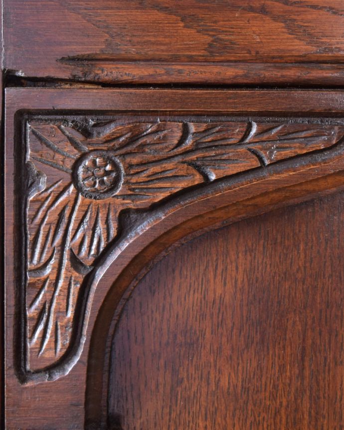 アンティークのキャビネット アンティーク家具 アンティーク カップボード 惚れ惚れする彫の美しさこんなに堅い無垢材に一体どうやって彫ったんだろう?と不思議になるくらいアンティークらしく細かい彫りは眺めているだけでうっとりする美しさです。(k-2779-f)