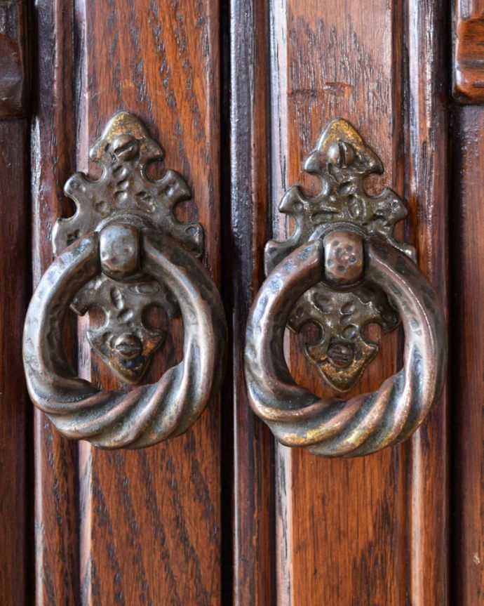 アンティークのキャビネット アンティーク家具 アンティーク カップボード 開ける度にワクワク・・・取っ手もアンティークらしいデザイン。(k-2779-f)