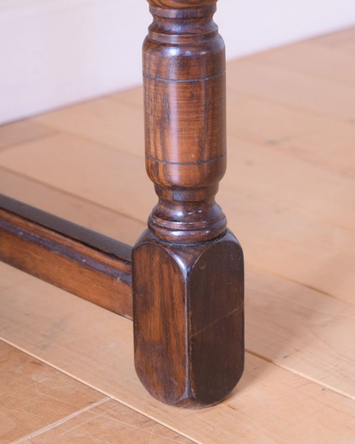 アンティークのキャビネット アンティーク家具 アンティーク カップボード 女性1人でもラクに運べちゃうヒミツHandleのアンティークは、脚の裏にフェルトキーパーをお付けしているので、床を滑らせれば女性でも移動がカンタンに出来ます!ご安心下さい。(k-2779-f)