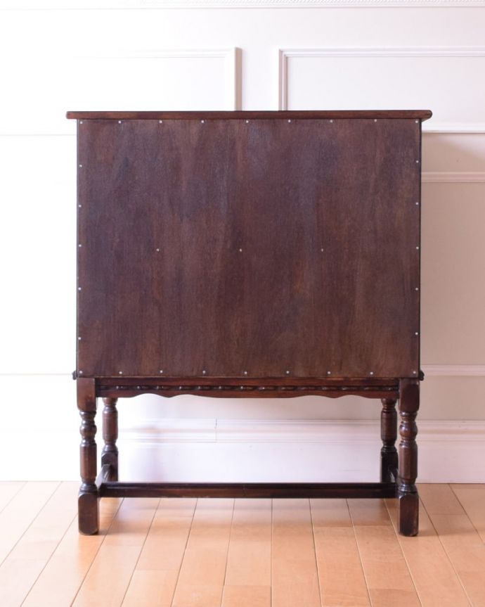 アンティークのキャビネット アンティーク家具 アンティーク カップボード 後ろ姿もキレイですアンティークは新品ではないので、経年変化によるキズはありますが、専門の職人がキレイにお直しをしているので、後ろ姿もキレイです。(k-2779-f)