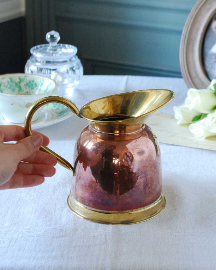 アンティーク 真鍮の雑貨　アンティーク雑貨　英国アンティーク雑貨、コッパー×真鍮のジャグ。いろんな使い方が出来ます飲み物を入れるのはもちろんフラワーベースとしても使いやすい便利なサイズです。(k-2779-z)