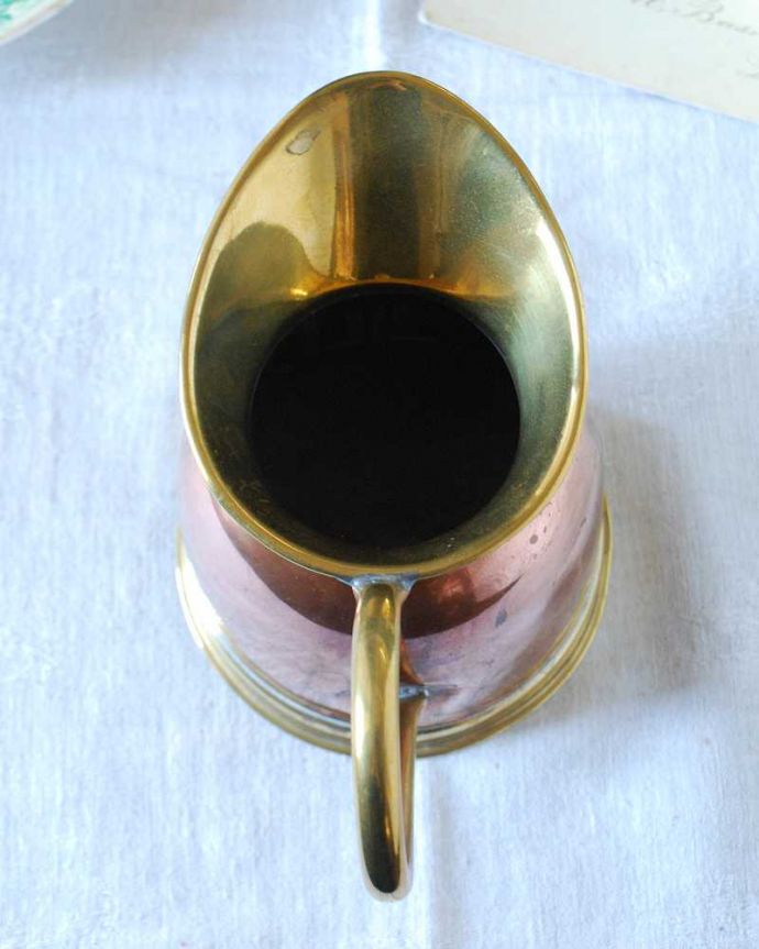 アンティーク 真鍮の雑貨　アンティーク雑貨　英国アンティーク雑貨、コッパー×真鍮のジャグ。中はこんな感じですアンティークは新品ではなので多少のキズ・汚れがある場合がありますが、使用上問題はありませんので、ご了承下さい。(k-2779-z)