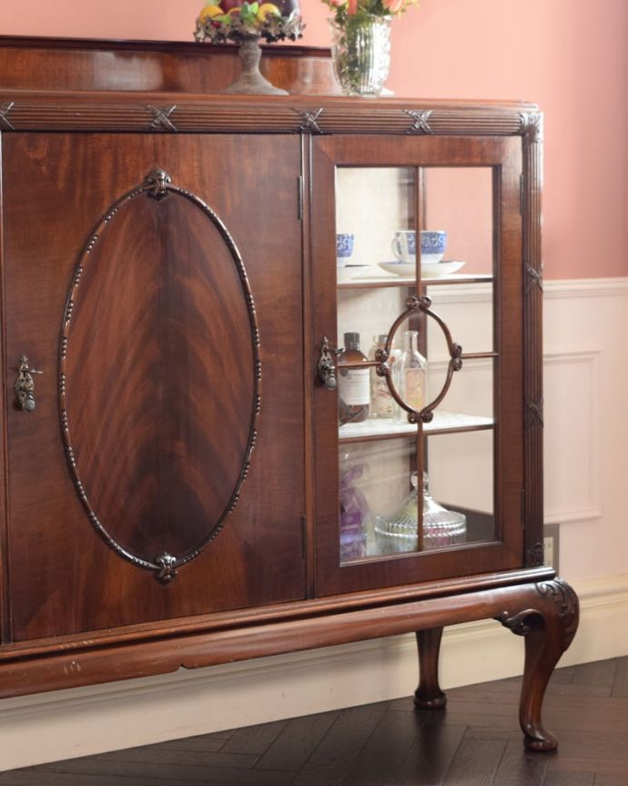 アンティークのキャビネット　アンティーク家具　アンティーク キャビネット　優雅な曲線と美しい木目がコラボしたキャビネットガラス扉と板扉、両方が使われているディスプレイキャビネット。(k-2780-f)