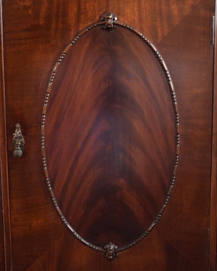 アンティークのキャビネット　アンティーク家具　アンティーク キャビネット　いろんな場所にこだわり彫のデザインもいろいろです。(k-2780-f)