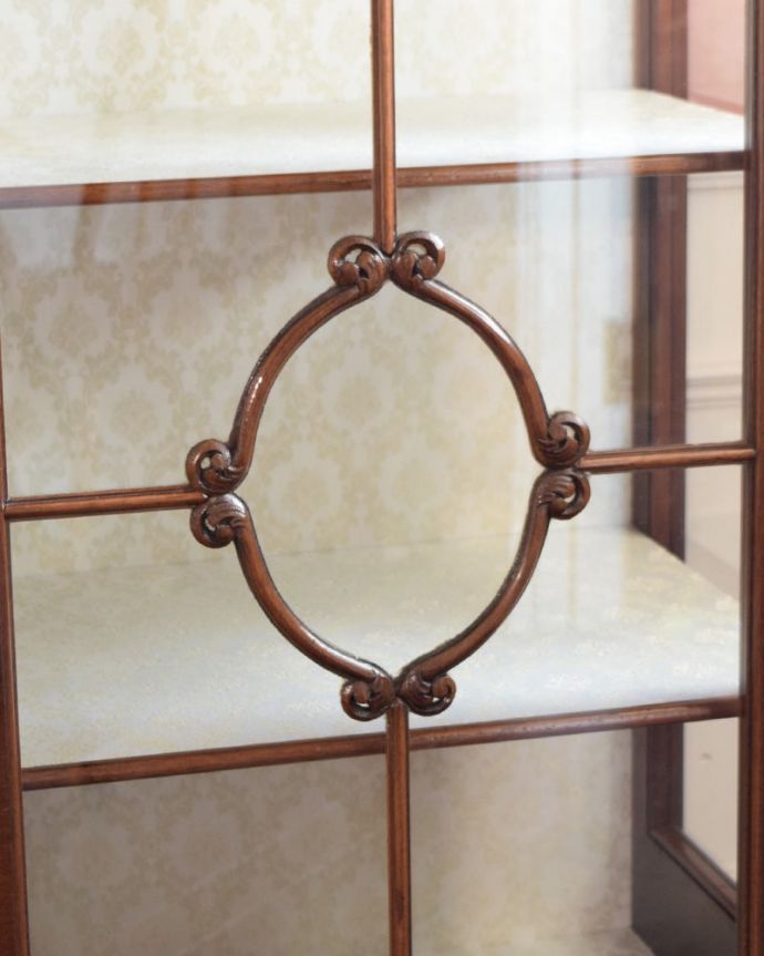 アンティークのキャビネット　アンティーク家具　アンティーク キャビネット　ここの彫も最上級の美しさいろんな部分の美しさが重なり合って、最上級の美しさを醸し出してくれます。(k-2780-f)