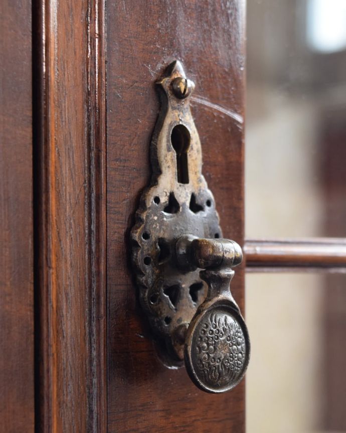 アンティークのキャビネット　アンティーク家具　アンティーク キャビネット　高級感漂うアンティークの取っ手細かい部分まで最上級の家具らしく美しい。(k-2780-f)