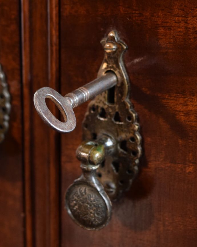 アンティークのキャビネット　アンティーク家具　アンティーク キャビネット　開ける度にワクワク･･･開ける度にまるで宝箱を開けているような鍵。(k-2780-f)