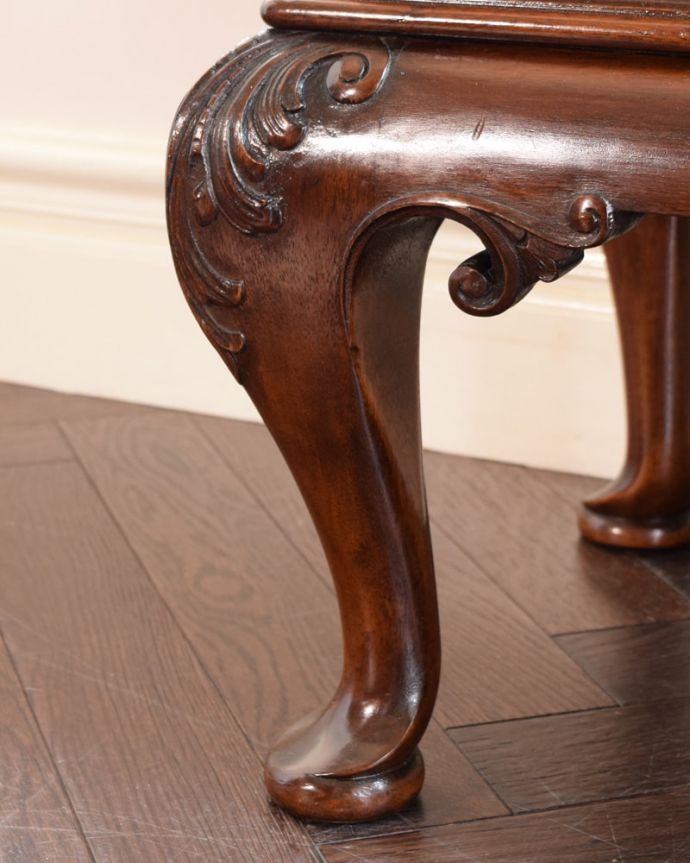 アンティークのキャビネット　アンティーク家具　アンティーク キャビネット　女性１人でもラクに運べちゃうヒミツHandleのアンティークは、脚の裏にフェルトキーパーをお付けしているので、大きな家具でも床を滑らせれば女性でも簡単に移動することが出来ます。(k-2780-f)