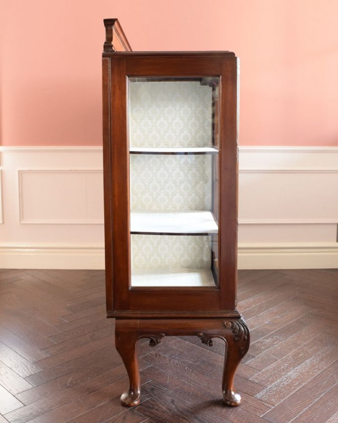 アンティークのキャビネット　アンティーク家具　アンティーク キャビネット　横から見ても素敵なんですもちろん横もキレイに仕上げていますので、どこから見ても美しいです。(k-2780-f)