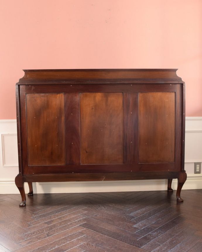 アンティークのキャビネット　アンティーク家具　アンティーク キャビネット　後ろ姿もキレイなんですアンティークは新品ではないので、経年変化によるキズはありますが、専門の職人がキレイにお直しをしているので、後姿にも自信があります。(k-2780-f)