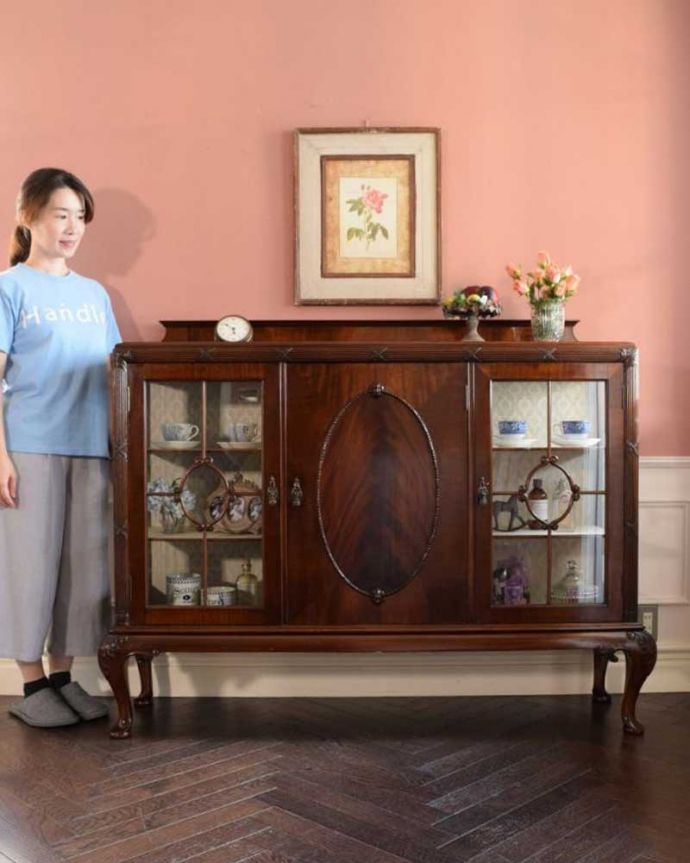 アンティークのキャビネット　アンティーク家具　アンティーク キャビネット　英国アンティークが持つ最上級の美しさをお届けします上品な木目とガラス面に描かれた優雅な木の模様が英国のアンティークらしいガラスのキャビネット。(k-2780-f)