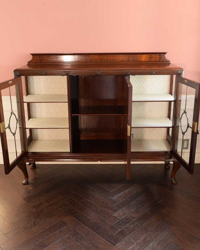 アンティークのキャビネット　アンティーク家具　アンティーク キャビネット　外観だけじゃない内側の美しさ見た目はもちろんキャビネットの中も職人が最上級のキャビネットに似合うよう最高級の技術でキレイに仕上げました。(k-2780-f)