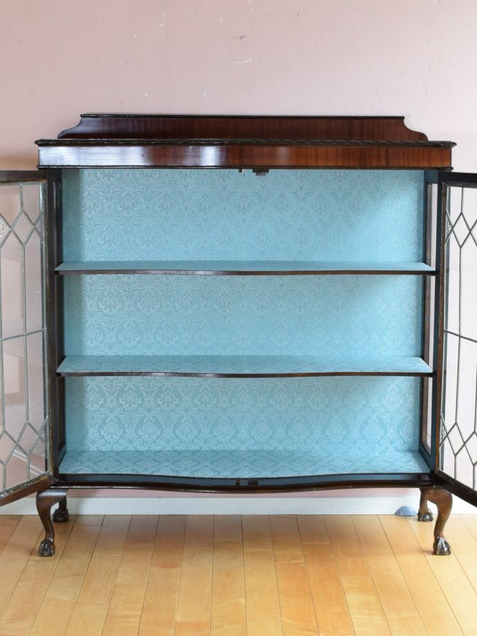 ガラスキャビネットの扉の中