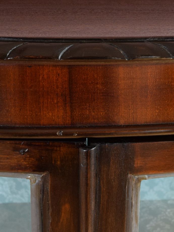 アンティークキャビネットの装飾