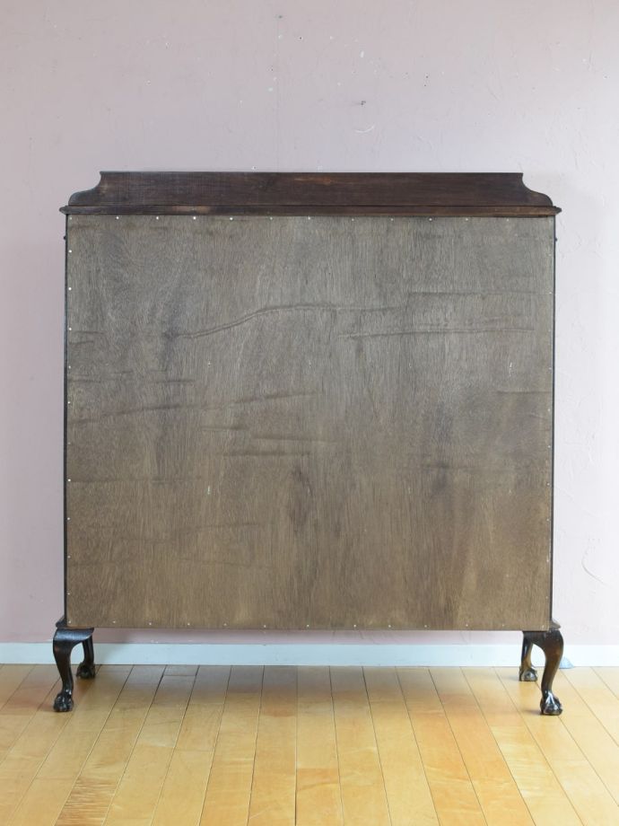 キャビネットの後ろ姿