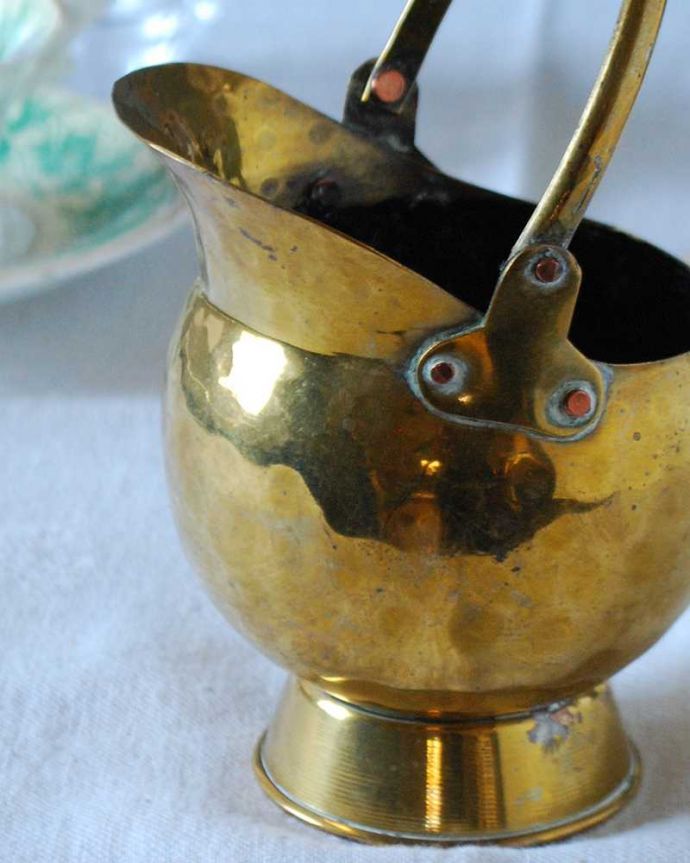 アンティーク 真鍮の雑貨　アンティーク雑貨　英国輸入のアンティーク雑貨、持ち手もついた真鍮製の小さなコールバケツ（コールボックス）。アンティークでしか手に入ることのないコールボックス。(k-2781-z)