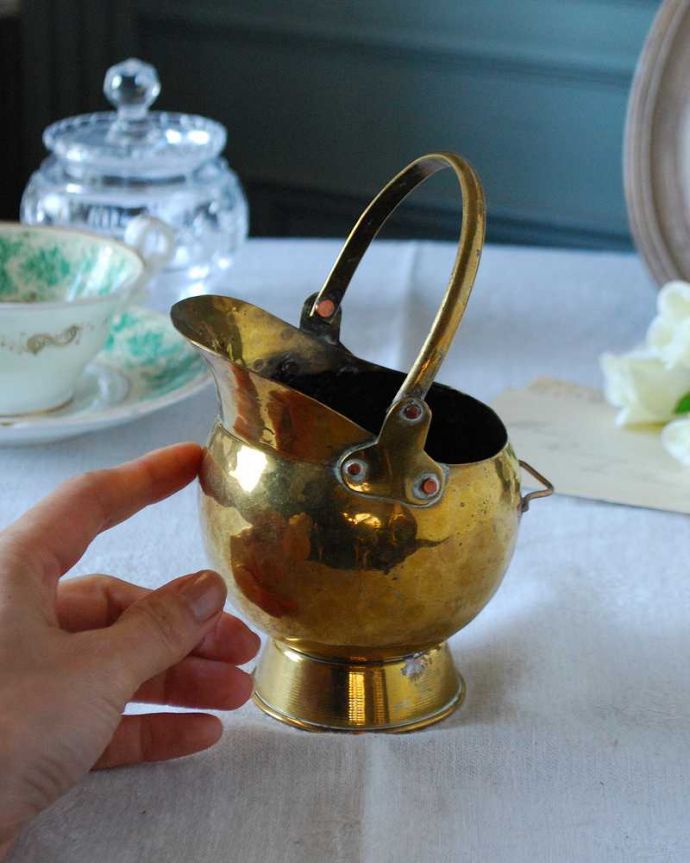 アンティーク 真鍮の雑貨　アンティーク雑貨　英国輸入のアンティーク雑貨、持ち手もついた真鍮製の小さなコールバケツ（コールボックス）。持ち手があるので持ち運びも楽です。(k-2781-z)