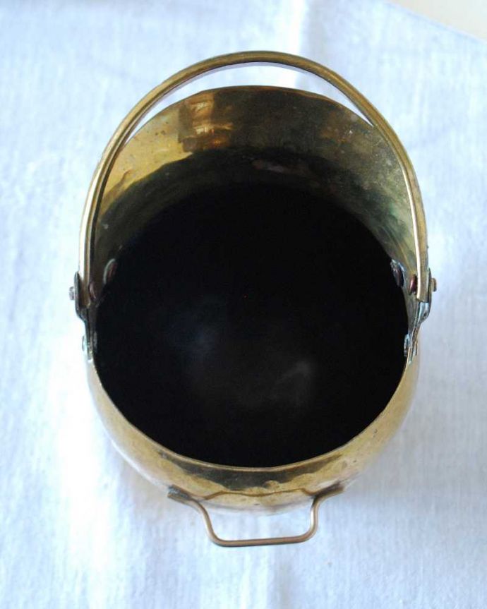 アンティーク 真鍮の雑貨　アンティーク雑貨　英国輸入のアンティーク雑貨、持ち手もついた真鍮製の小さなコールバケツ（コールボックス）。中はこんな感じですアンティークは新品ではなので多少のキズ・汚れがある場合がありますが、使用上問題はありませんので、ご了承下さい。(k-2781-z)