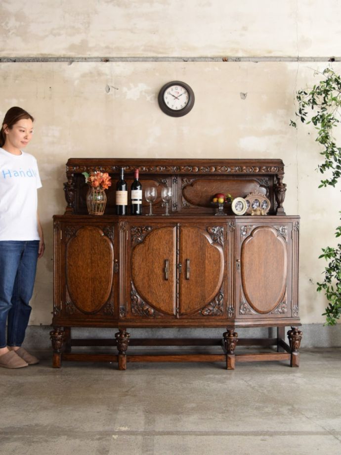 英国アンティークのサイドボード