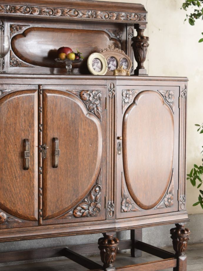 アンティーク家具らしさが漂うサイドボード