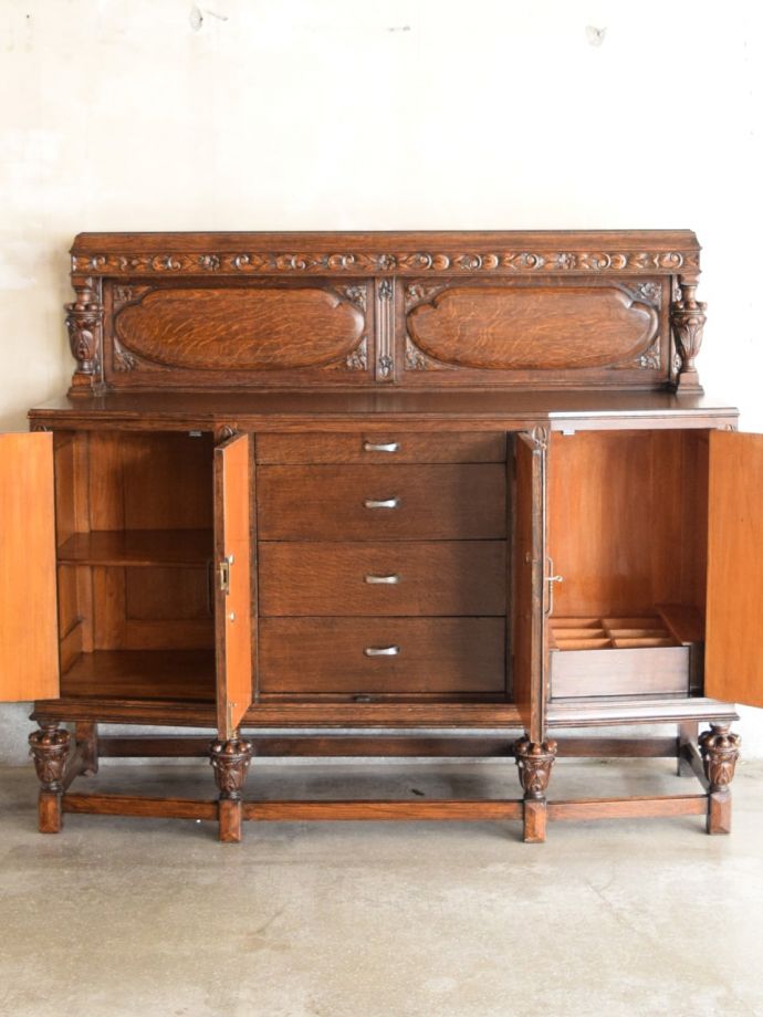 アンティークキャビネットの扉の中