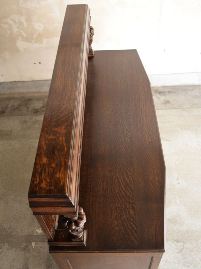 アンティークのサイドボードの天板