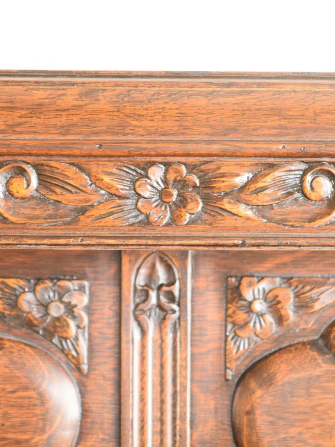 アンティークサイドボードの装飾