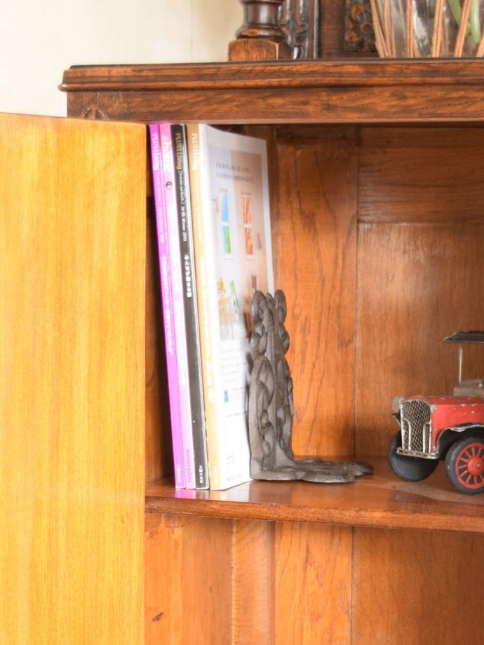 サイドボードの扉を開けると