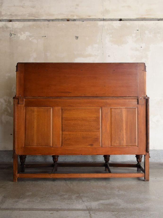 キャビネットの後ろ姿