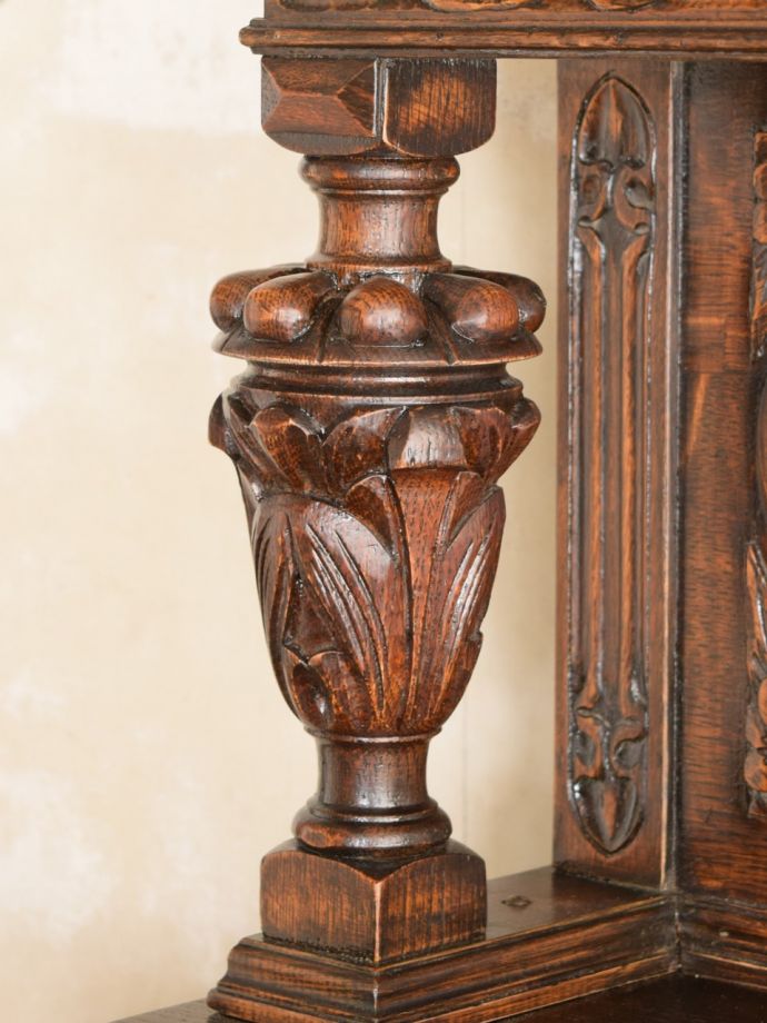 アンティークサイドボードの彫