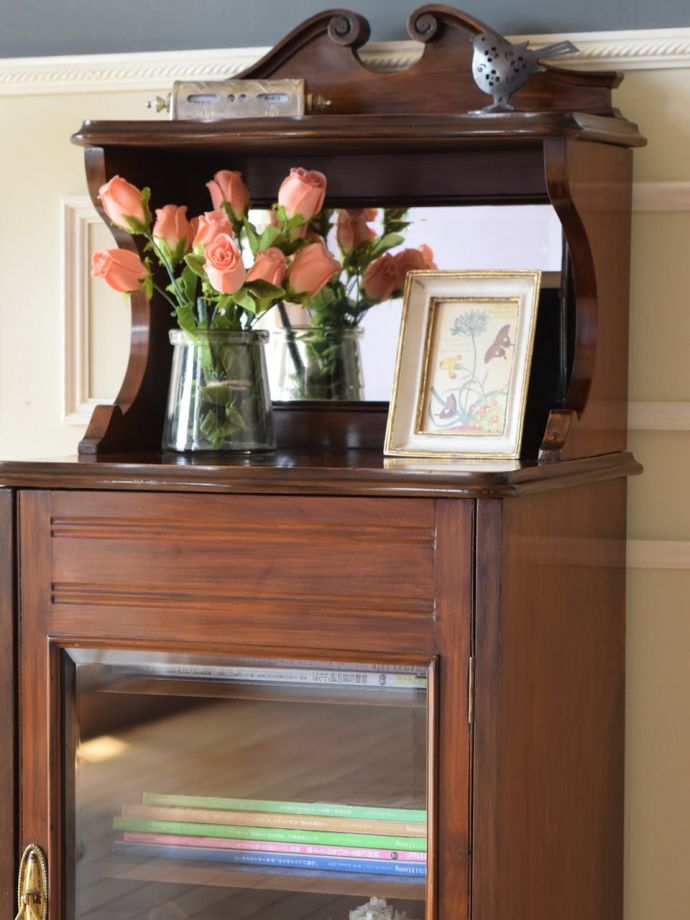 アンティーク家具らしさが漂うキャビネット