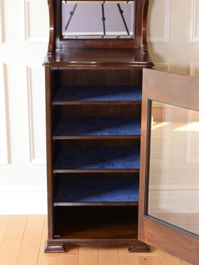 アンティークキャビネット扉の中