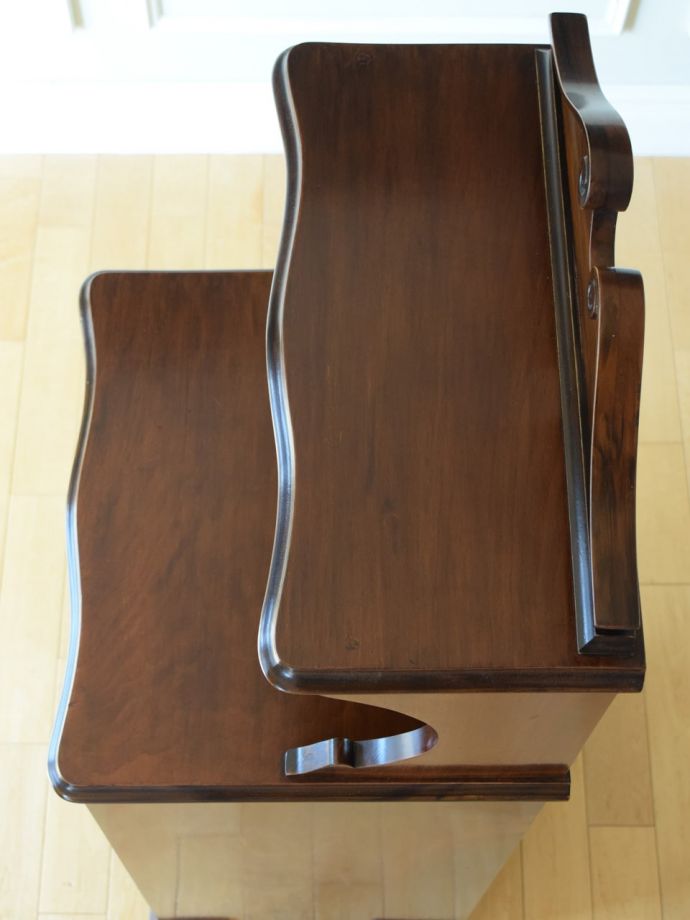 アンティークのキャビネットの天板