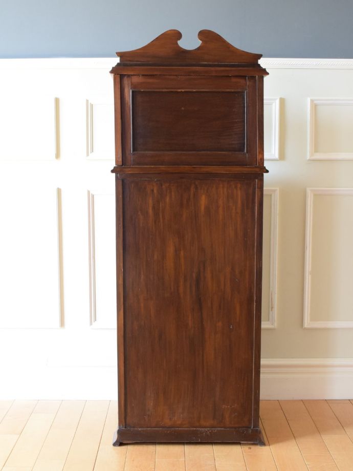 ガラスキャビネットの後ろ姿