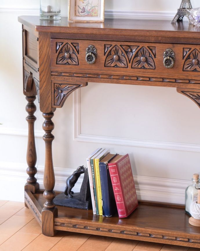 アンティークのテーブル　アンティーク家具　アンティーク コンソールテーブル。アンティークらしい華やかなデザイン優雅なデザインのアンティーク家具は、壁の前に置くだけで、お部屋の中がグンッと格上げされます。(k-2784-f)