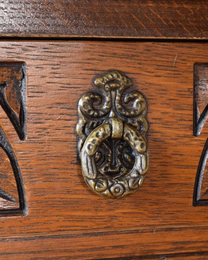 アンティークのテーブル　アンティーク家具　アンティーク コンソールテーブル。開ける度にワクワクしちゃう取っ手取っ手もアンティークらしいデザインで素敵なんです。(k-2784-f)