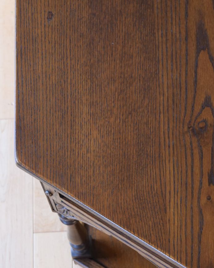 アンティークのテーブル　アンティーク家具　アンティーク コンソールテーブル。天板を近づいてみると…アンティークだから手に入れることが出来る天板に使われている銘木の美しさにうっとりです。(k-2784-f)