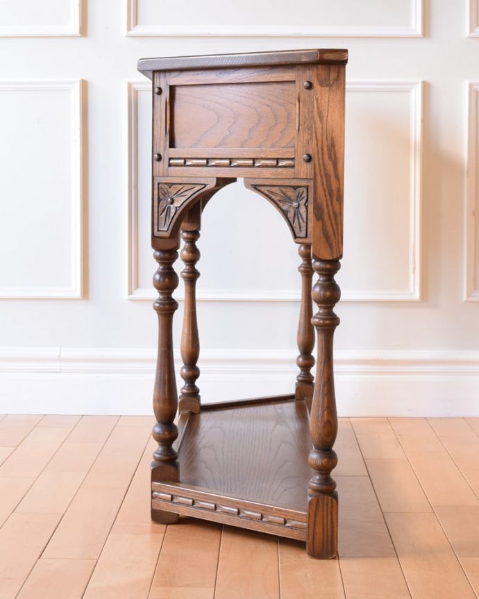 アンティークのテーブル　アンティーク家具　アンティーク コンソールテーブル。横から見ても素敵ですもちろん横から見られることも考えて、しっかり修復してあります。(k-2784-f)