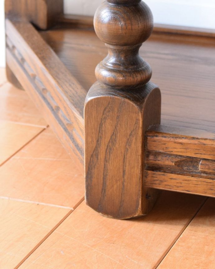 アンティークのテーブル　アンティーク家具　アンティーク コンソールテーブル。移動もラクラクですHandleのアンティークは、脚の裏にフェルトキーパーをお付けしています。(k-2784-f)