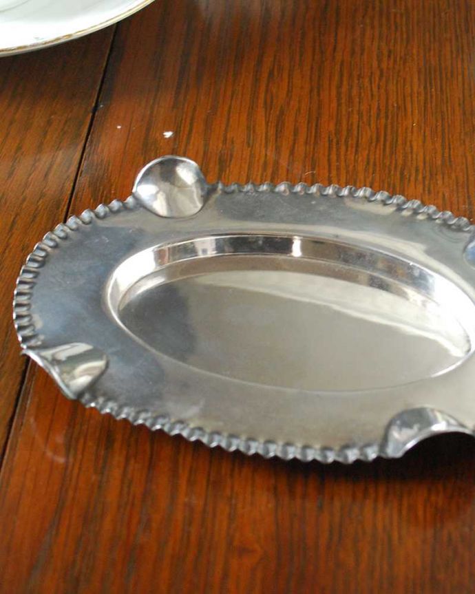 アンティーク 真鍮の雑貨　アンティーク雑貨　英国からのアンティーク銀雑貨、シンプルなシルバープレート。テーブルがパッと華やかに繊細で美しい装飾がたっぷり入っています。(k-2784-z)