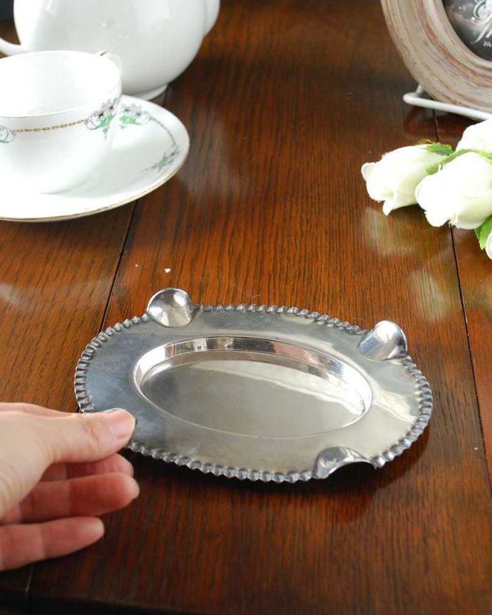 アンティーク 真鍮の雑貨　アンティーク雑貨　英国からのアンティーク銀雑貨、シンプルなシルバープレート。ちょこんと置ける小さめサイズいろんなもの乗せて使えるトレイ。(k-2784-z)