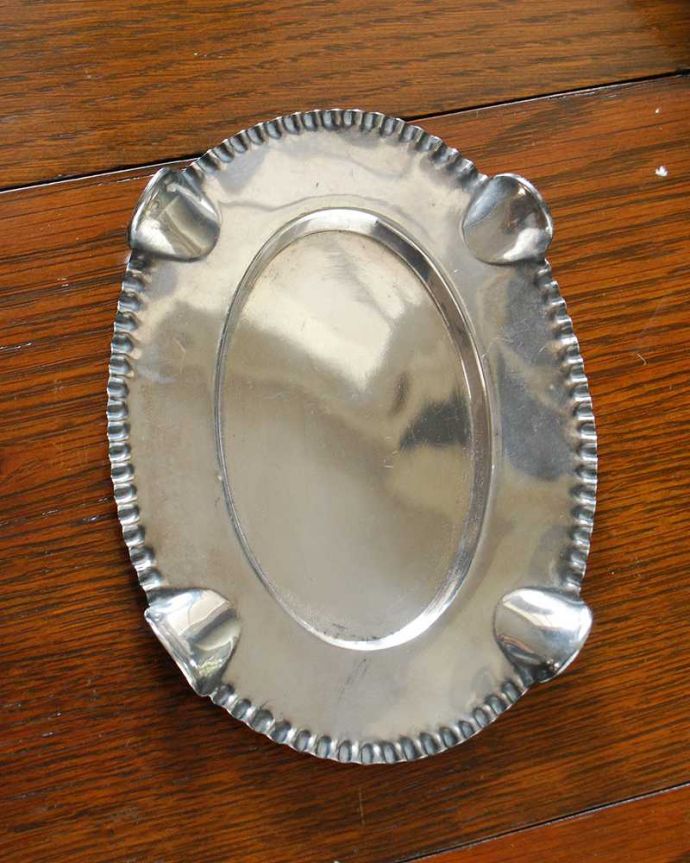 アンティーク 真鍮の雑貨　アンティーク雑貨　英国からのアンティーク銀雑貨、シンプルなシルバープレート。上から見るとこんな感じですアンティークなので多少のキズ・汚れがある場合がありますが、使用上問題はありませんので、ご了承下さい。(k-2784-z)