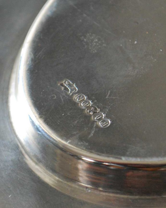 アンティーク 真鍮の雑貨　アンティーク雑貨　英国からのアンティーク銀雑貨、シンプルなシルバープレート。裏側には品質の証ホールマークが付いていました。(k-2784-z)