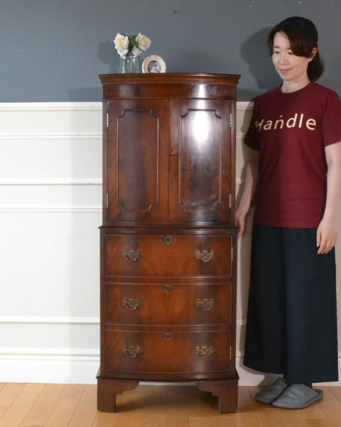 アンティークのチェスト　アンティーク家具　アンティーク トールボーイ　英国アンティークらしい美しさが際立つ家具細々とした収納も出来ちゃう引き出し収納と扉の収納が両方付いたカップボードチェストはアンティーク家具ではめずらしい形。(k-2785-f)