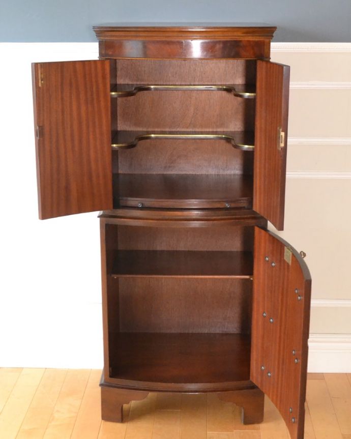 アンティークのチェスト　アンティーク家具　アンティーク トールボーイ　扉を開けてみると･･･もともとカップボードとして使われていた家具。(k-2785-f)